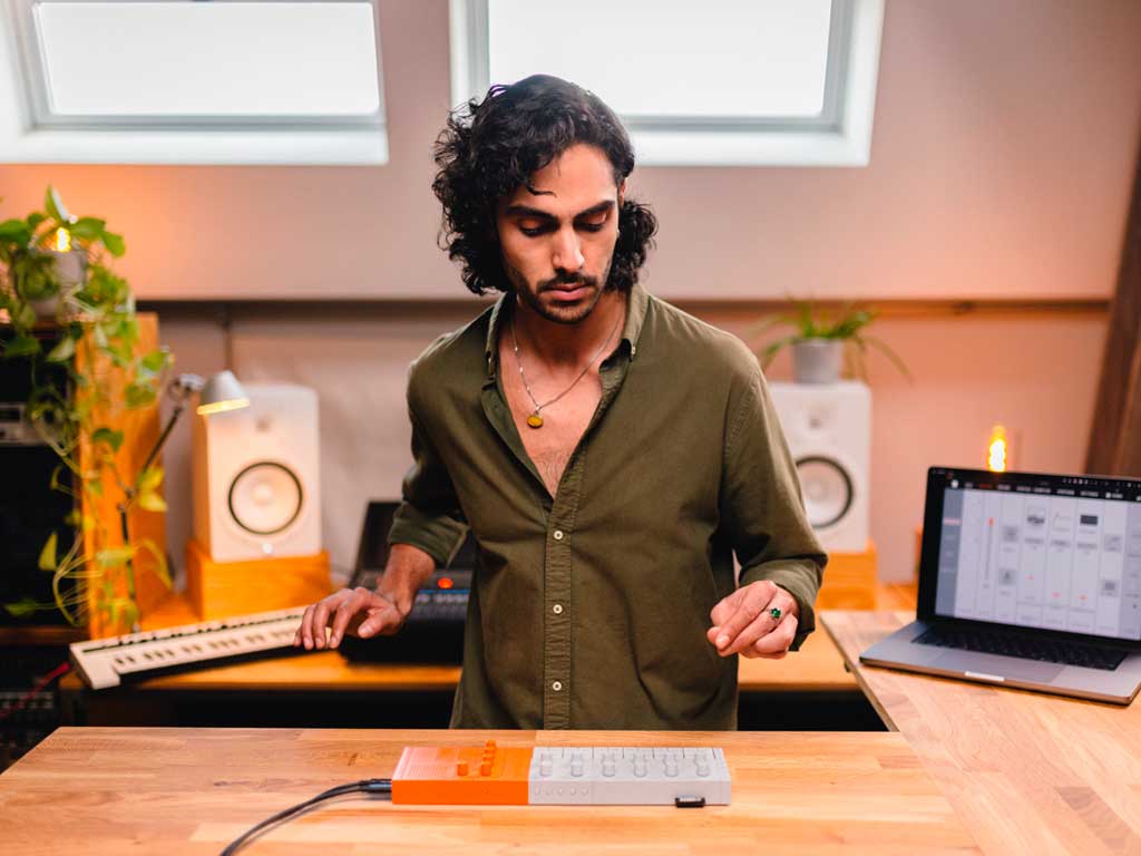 És um músico que procura uma forma completa e portátil de criar música? Então o Yamaha SEQTRAK Orange é a ferramenta perfeita para ti!