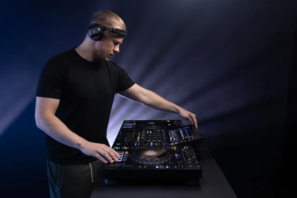 XDJ-AZ: O Sistema n.º1 DJ All-in-One que Redefine a Arte da Mistura 7 XDJ AZ
